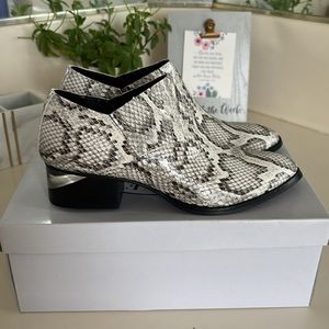 NIB Steve Madden Barnett leather snake print booties
